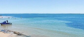 Seaford - Seabreeze; Beautiful Beachfront, 2-Bedroom Apartment - WiFi, Netflix.