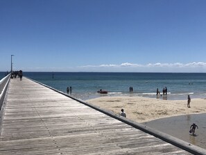 På stranden, solstolar och strandhanddukar