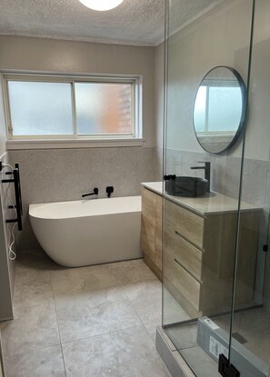 Combined shower/bathtub, hair dryer, towels, soap