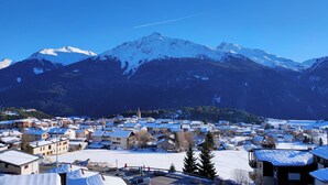 A snow-covered town with buildings and a mountain backdrop. - Aussois le bon choix - Apartment at the foot of the pistes, south facing, sleeps 5 (Aussois)