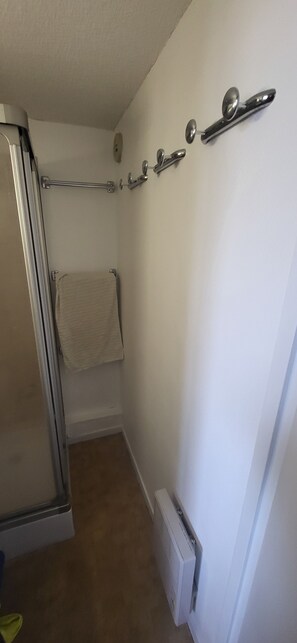Regadera y papel de baño 