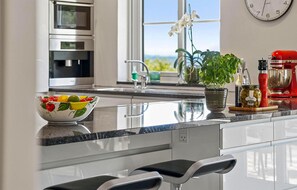 Refrigerador, parrilla de estufa, lavavajillas y cafetera y tetera 