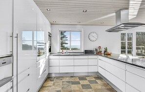 Refrigerador, parrilla de estufa, lavavajillas y cafetera y tetera 