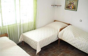 2 bedrooms, travel cot, free WiFi, bed sheets - 2 bedroom amazing apartment in Vinisce (Vinisce)