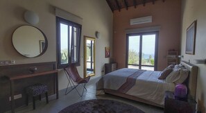 3 chambres, coffres-forts dans les chambres, fer et planche à repasser