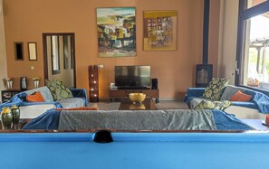 Una Smart TV, una mesa de tenis de mesa, libros