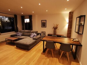 Smart TV - House on the terp, vacation apartment#1 ground floor (Pogum)