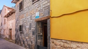 Un edificio con fachada de piedra y un cartel que indica que es una atracción turística.