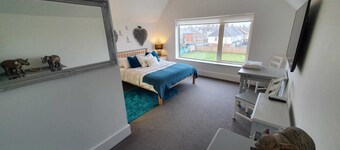 Riverdale House (4 bedrooms) Serviced Accomodation