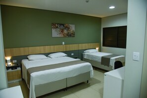 Minibar, desk, laptop workspace, free WiFi - Hotel Plaza Garden (Cascavel)