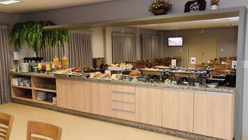 Café da manhã com buffet grátis todos os dias