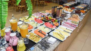 Buffet com diversos alimentos e bebidas.