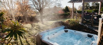 Beautiful large family home with hot tub, summer house, BBQ and pool table