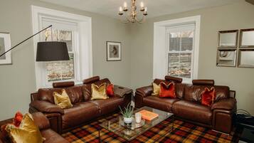 Smart TV, fireplace, DVD player, table tennis