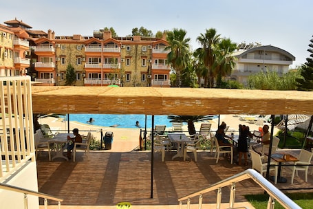 2 bares, bar junto a la piscina, bar en la playa