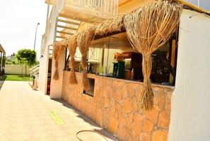 2 bares o lounges, bar junto a la alberca, bar en la playa 
