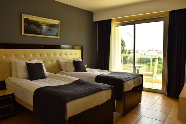 Habitación estándar con 2 camas individuales | Sábanas de algodón egipcio, ropa de cama de alta calidad y escritorio 