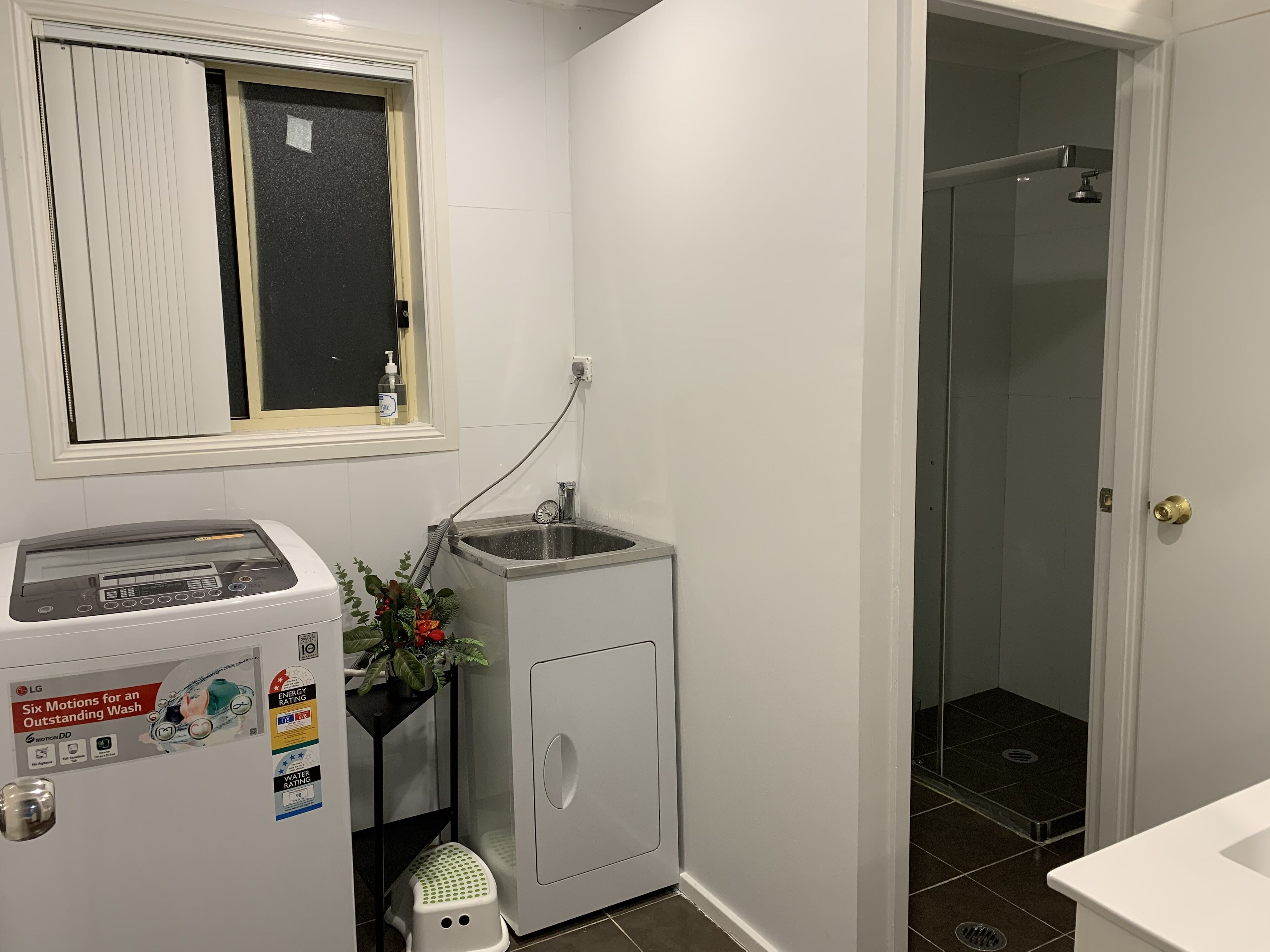 Cozy 3BR+ free dryer+ free parking-lockable front gate — image 4