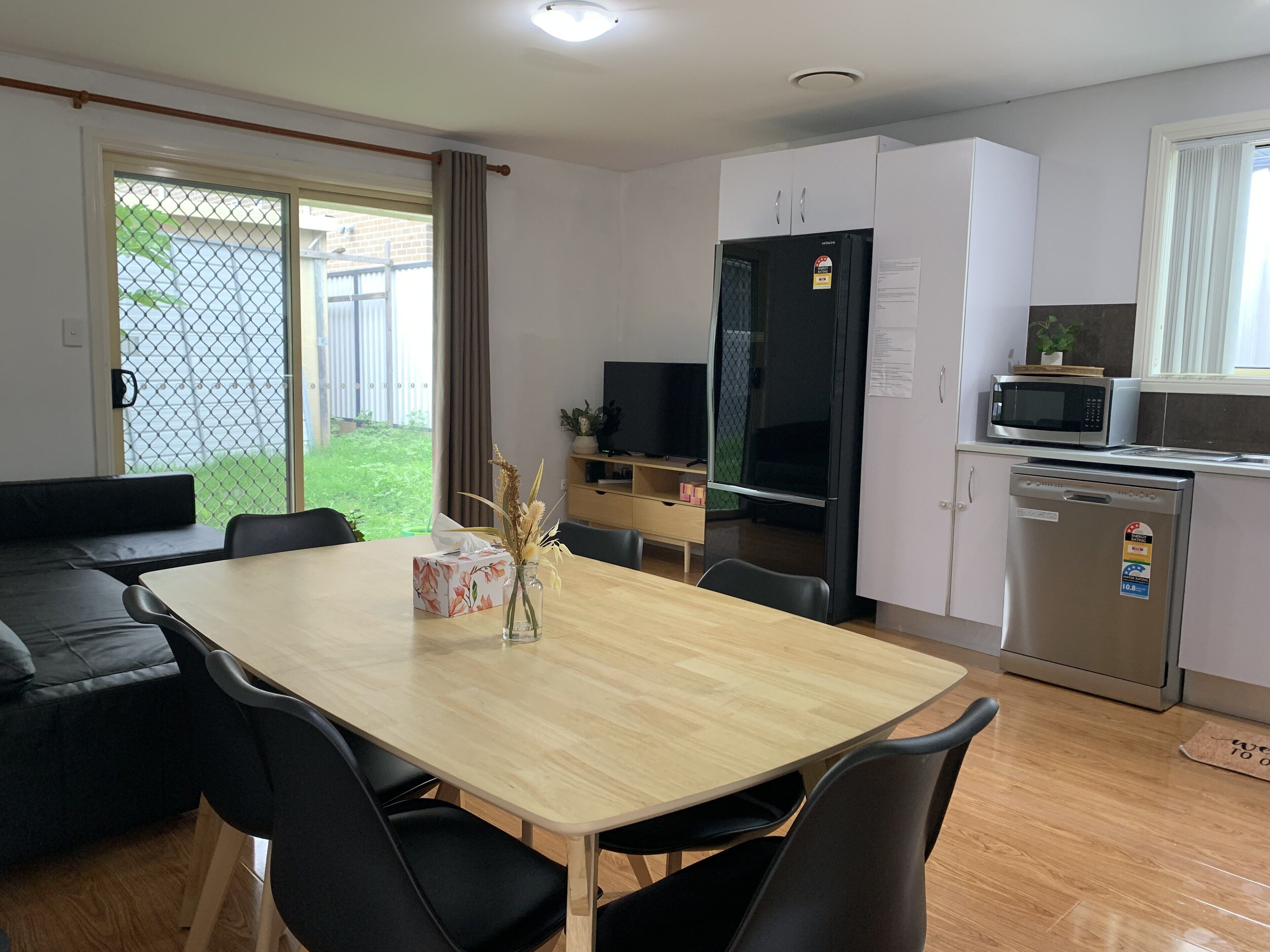 Cozy 3 bedrooms with free parking-lockable front gate