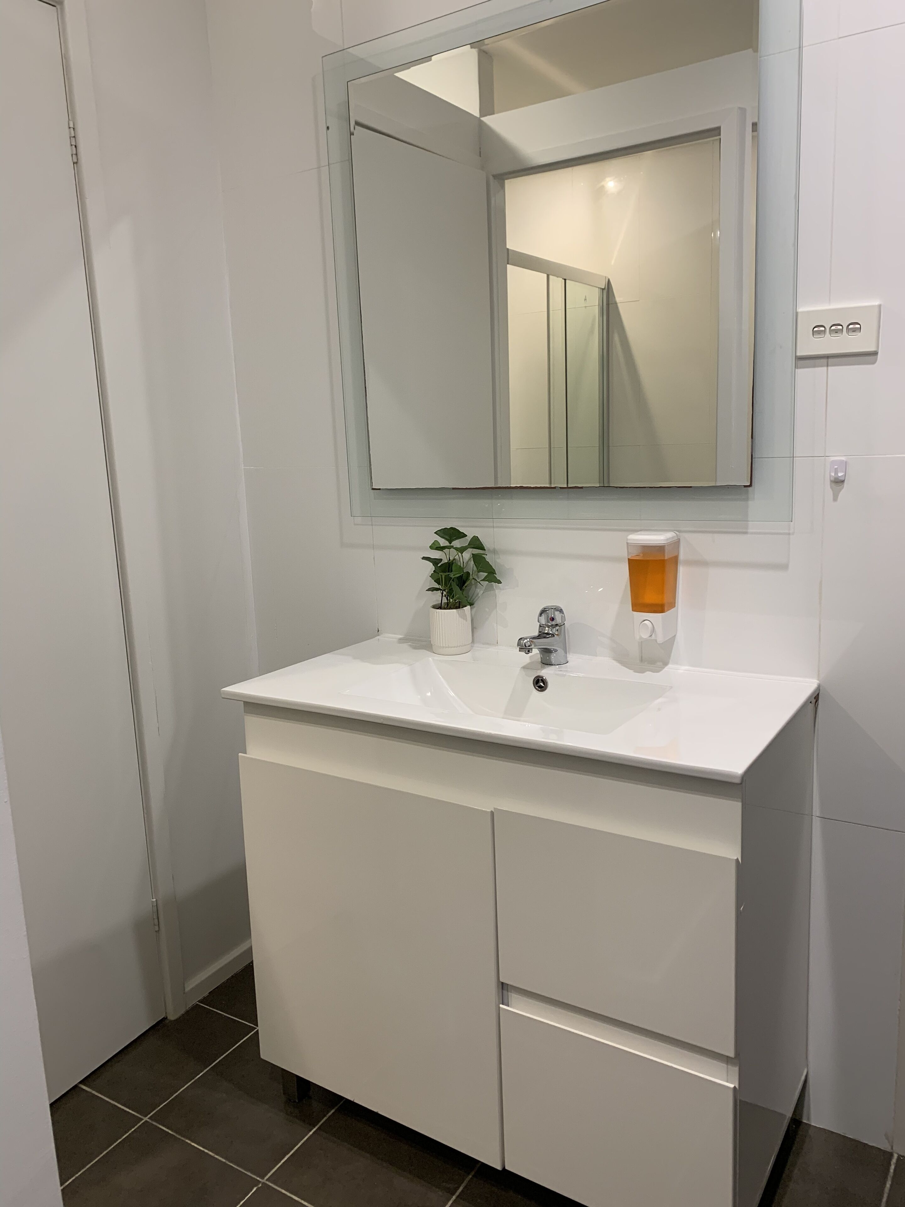 Cozy 3BR+ free dryer+ free parking-lockable front gate — image 20