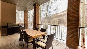 House, 5 Bedrooms | Balcony