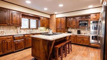 House, 5 Bedrooms | Private kitchen | Fridge, oven, coffee/tea maker, toaster