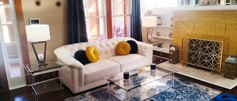 Smart TV, chimenea, libros y estéreo