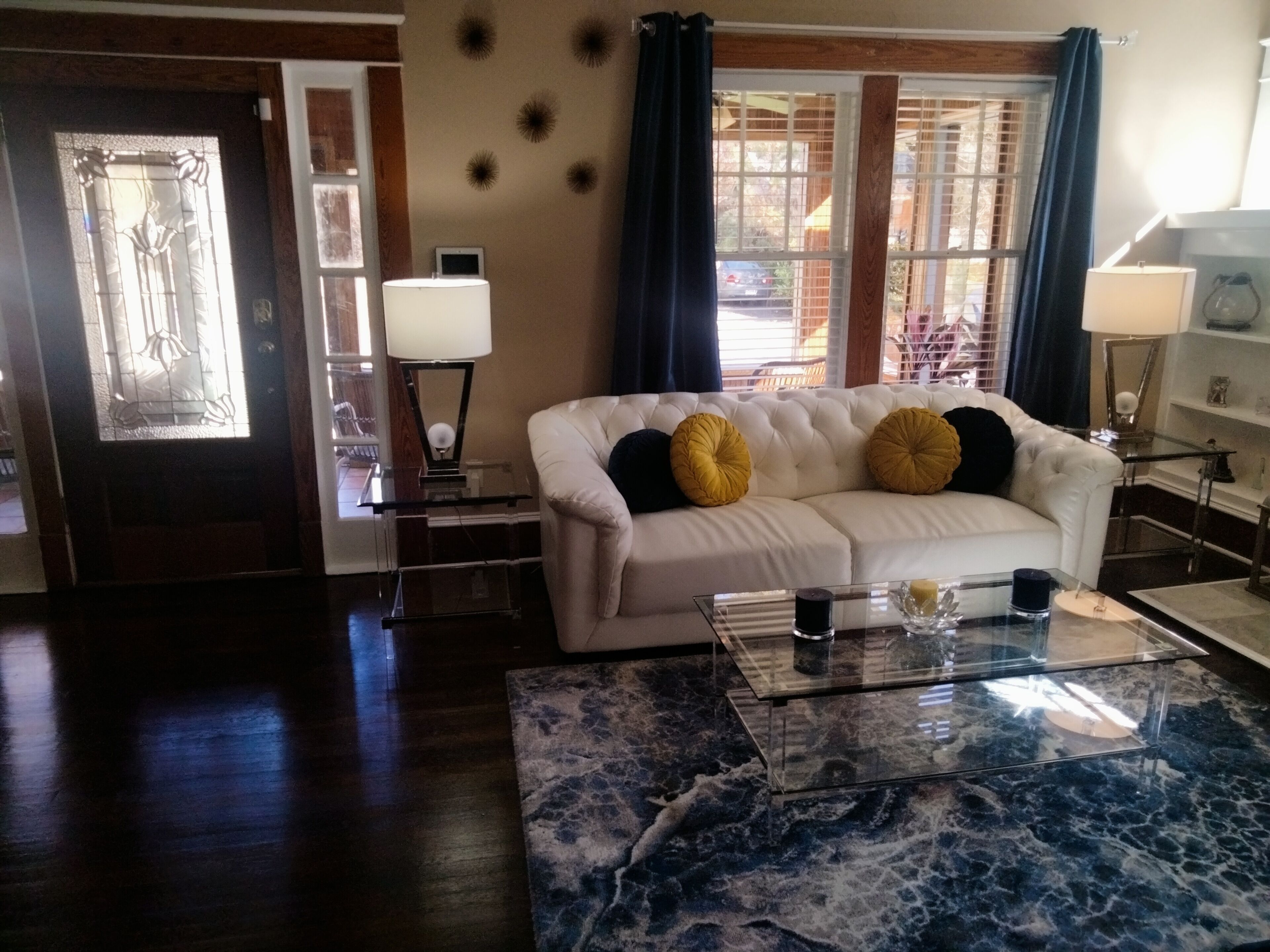 Smart TV, fireplace, books, stereo