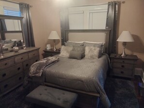 2 Schlafzimmer, Schreibtisch, Bügeleisen/Bügelbrett, Reisekinderbett