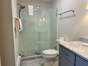 Douche, sèche-cheveux, serviettes fournies