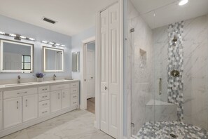 Badewanne, Haartrockner, Handtücher, Seife