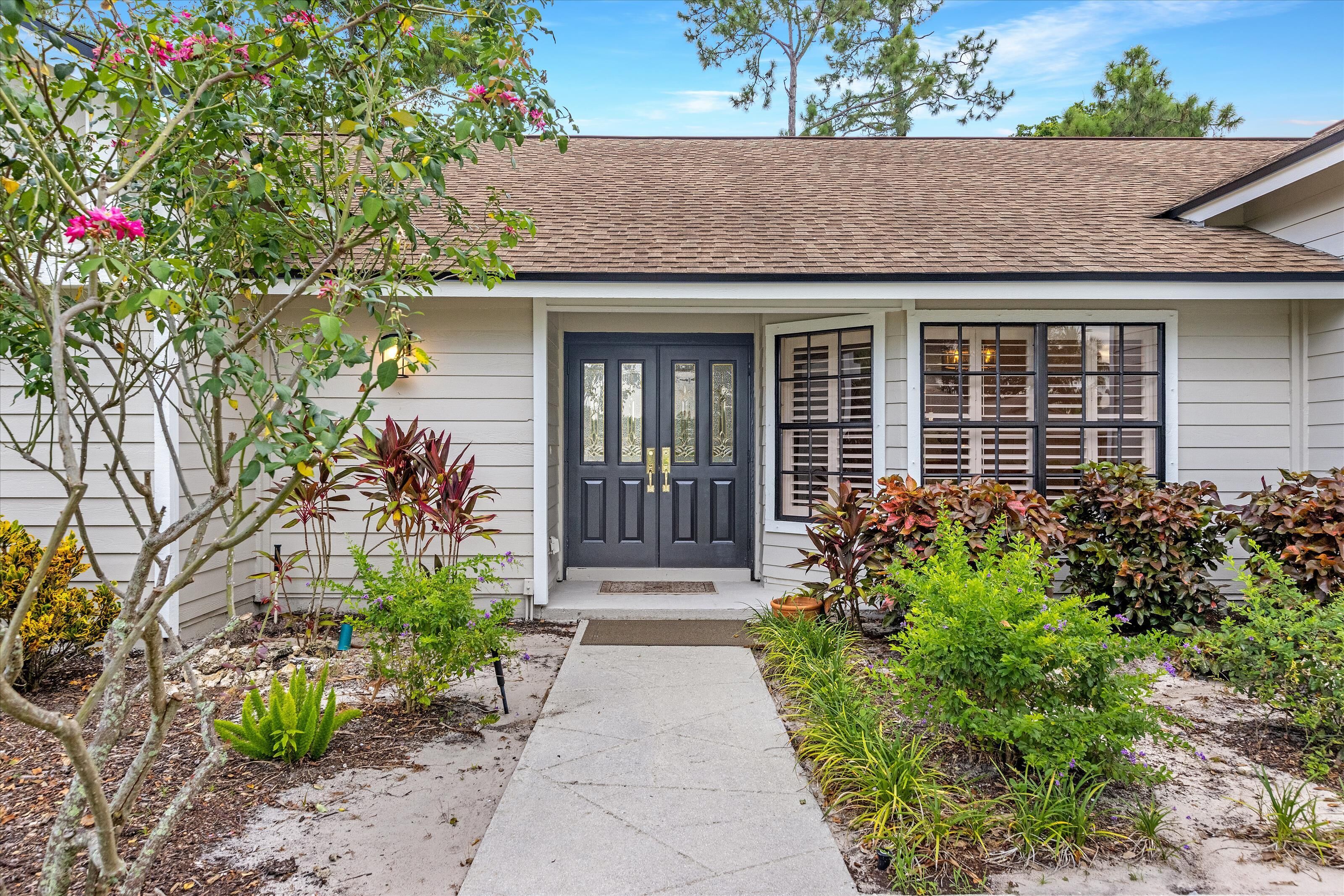 3 bedroom pool homes less than 5 miles to downtown and beaches and pickleball