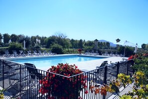 Outdoor pool, a heated pool - Coeur Provence T2 renovated, air-conditioned, nice view, pool, golf, Aix en Prov 30mn (Mallemort)