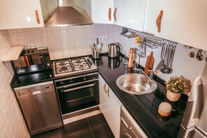 Kühlschrank, Mikrowelle, Ofen, Geschirrspüler