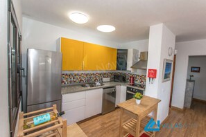 Een koelkast, een microgolfoven, een oven, een vaatwasser