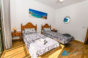 4 chambres, coffres-forts dans les chambres, fer et planche à repasser