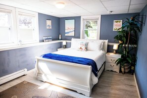 5 bedrooms, desk, iron/ironing board, travel crib