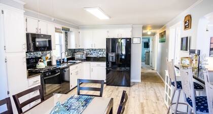 Spacious Family-Friendly Private Home. Beach Decor. BBQ Grill. Fire-Pit.