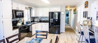 Spacious Family-Friendly Private Home. Beach Decor. BBQ Grill. Fire-Pit.