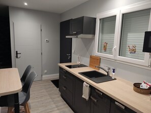 Kühlschrank, Mikrowelle, Herdplatte, Wasserkocher mit Kaffee-/Teezubehör