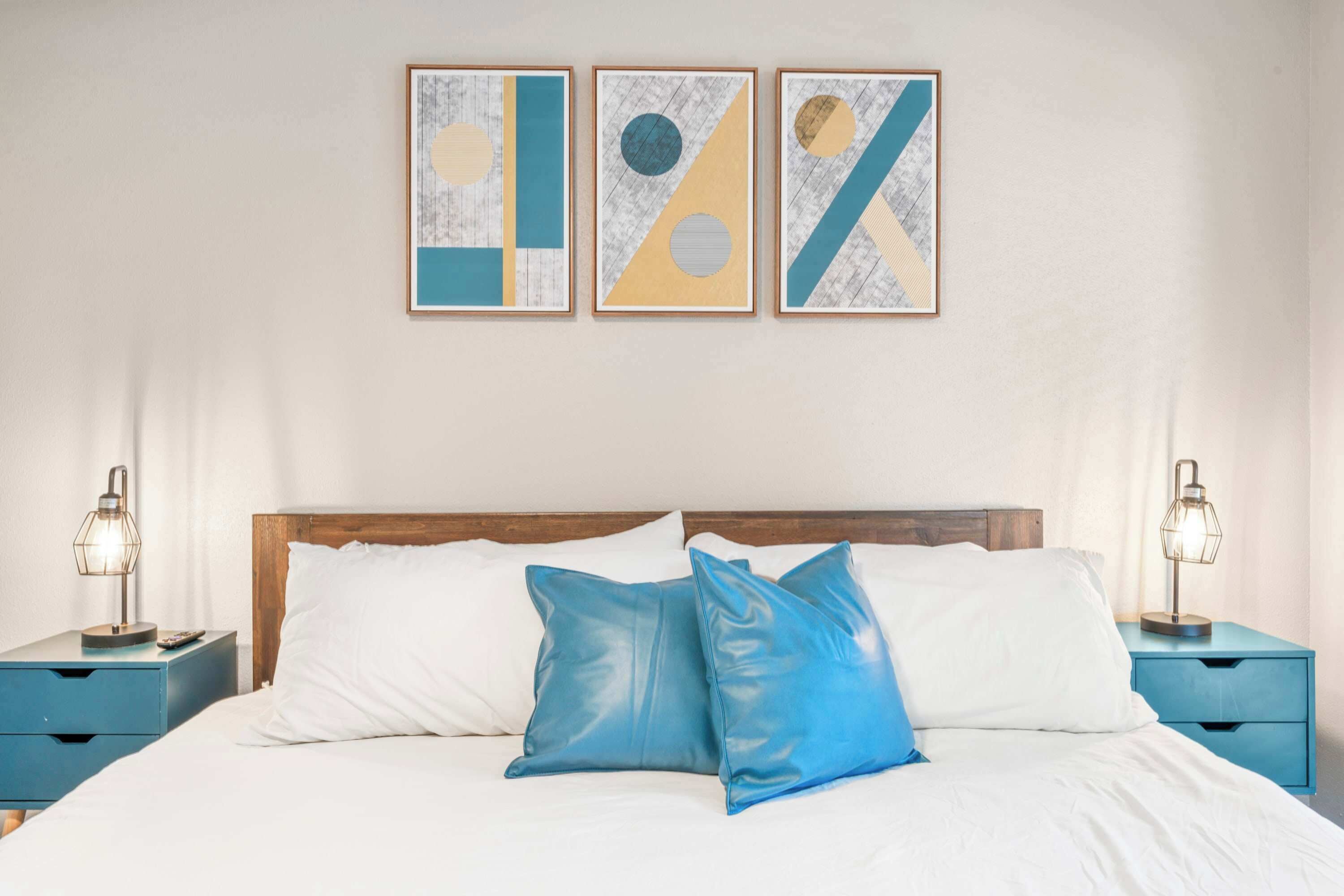 2 Schlafzimmer, Betten mit Memory-Foam-Matratzen, Schreibtisch