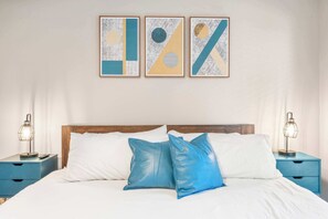 2 makuuhuonetta, memory foam -patjalliset sängyt, työpöytä