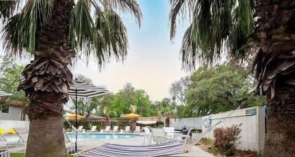 SoCo 2BR cozy suite w/ pool, king bed, fast WiFi