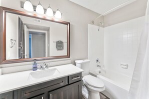 Suihku, hiustenkuivaaja, pyyhkeet, sampoo