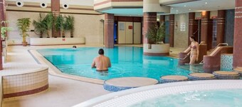 Detached lakeland cottage, with private hot tub and leisure facilities, pool 