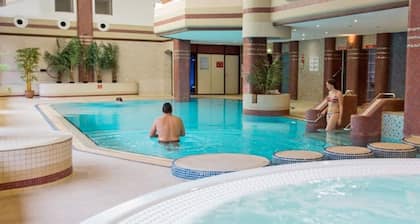 Detached lakeland cottage, with private hot tub and leisure facilities, pool