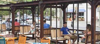 Charming Vintage Farmhouse 1 bedroom Garden Oasis