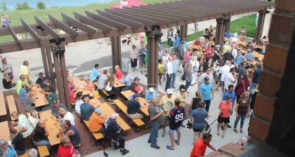 Charming Vintage Farmhouse 1 bedroom Garden Oasis