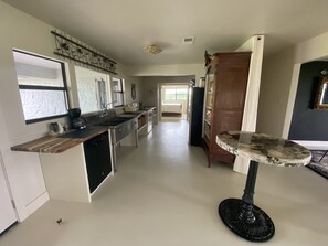 Kylskåp, mikrovågsugn, ugn och spishäll