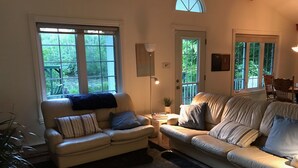 Living area - A four-season paradise close to a host of major attractions in the Quebec region (Château-Richer)